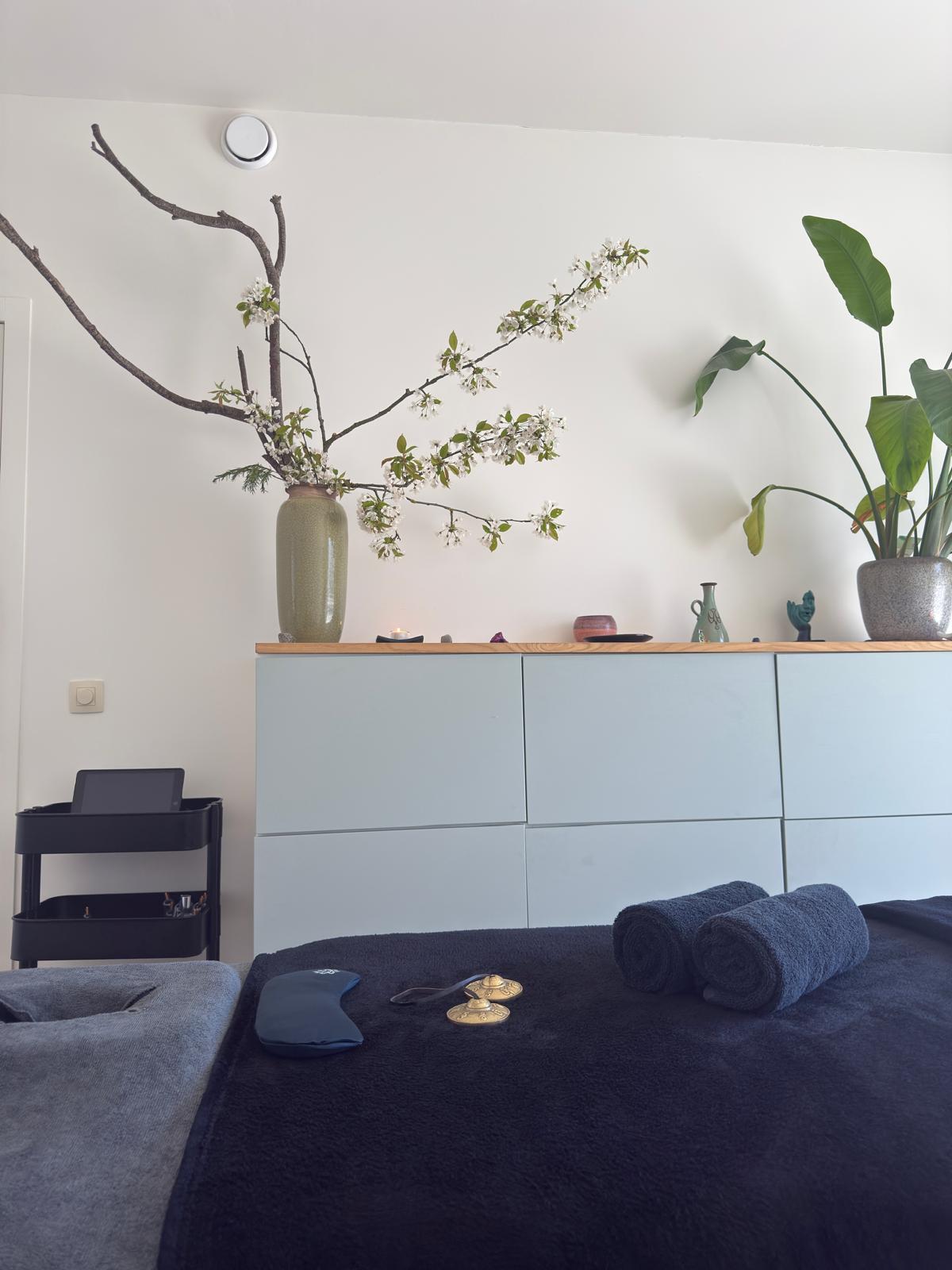 Warm towels and treatment essentials prepared for a Lomi Lomi massage session in Antwerp
