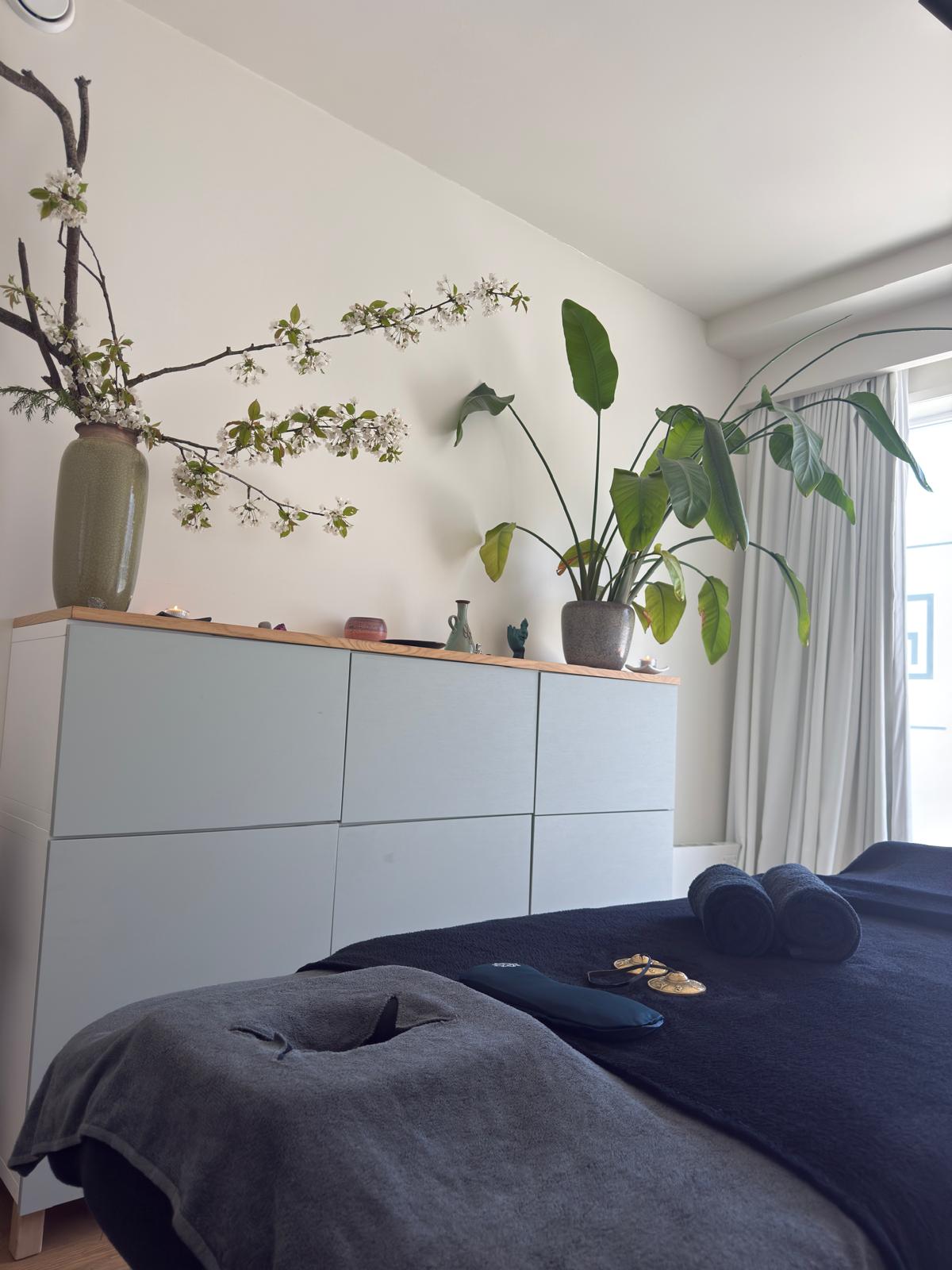 Professional massage table set up for therapeutic treatment of chronic lower back pain in Antwerp