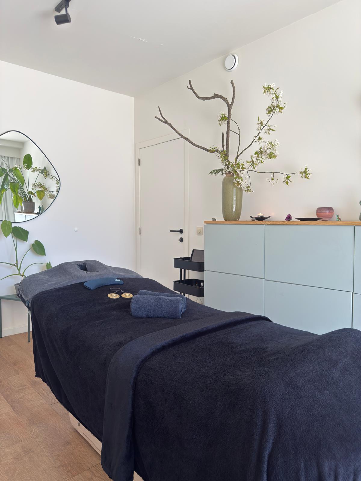 Caldas Massage treatment room in Antwerp set up for sports and deep tissue recovery sessions