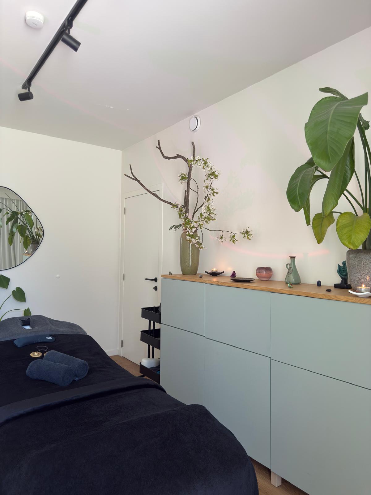 Caldas Massage treatment room in Antwerp, where neck and shoulder tension care sessions take place