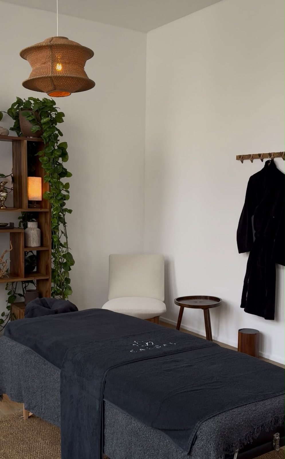 Professional massage table set up for therapeutic treatment of chronic lower back pain in Antwerp