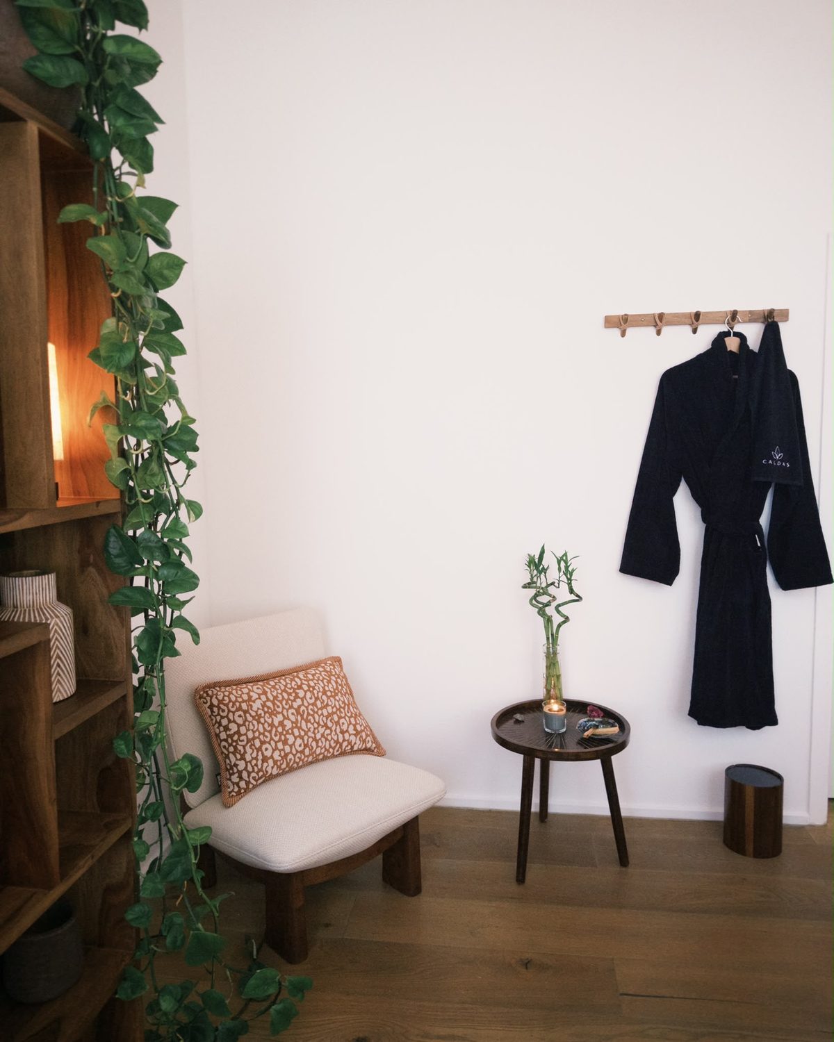 Calming zen decor in the Caldas Massage therapy room, supporting nervous system regulation in Antwerp