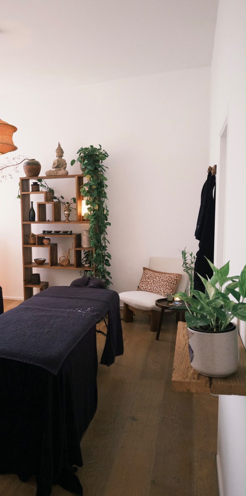 Caldas Massage treatment room in Antwerp, where neck and shoulder tension care sessions take place